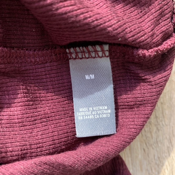 Flattering Maroon Aerie Turtleneck - Size Medium but fits like a Small - Picture 5 of 5